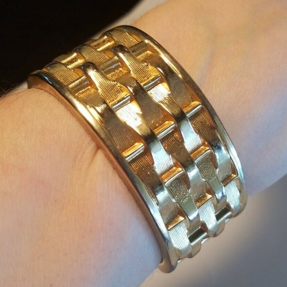 VINTAGE GOLD TONE TEXTURED BASKET WEAVE HINGED BANGLE BRACELET WIDE 1.25" - Picture 6 of 7